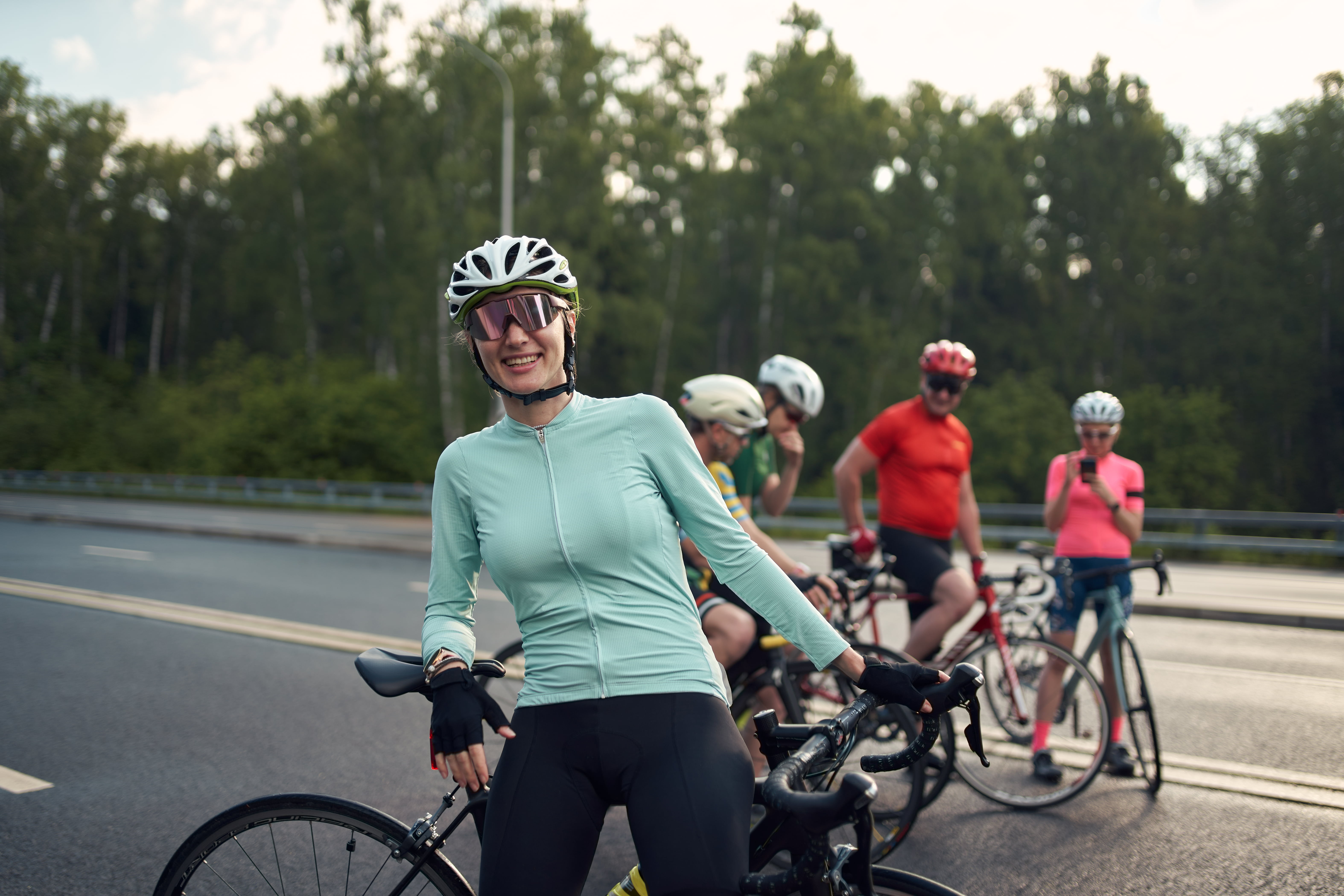 Spreke damer og menn på sykkeltrening i fullt sykkelutstyr