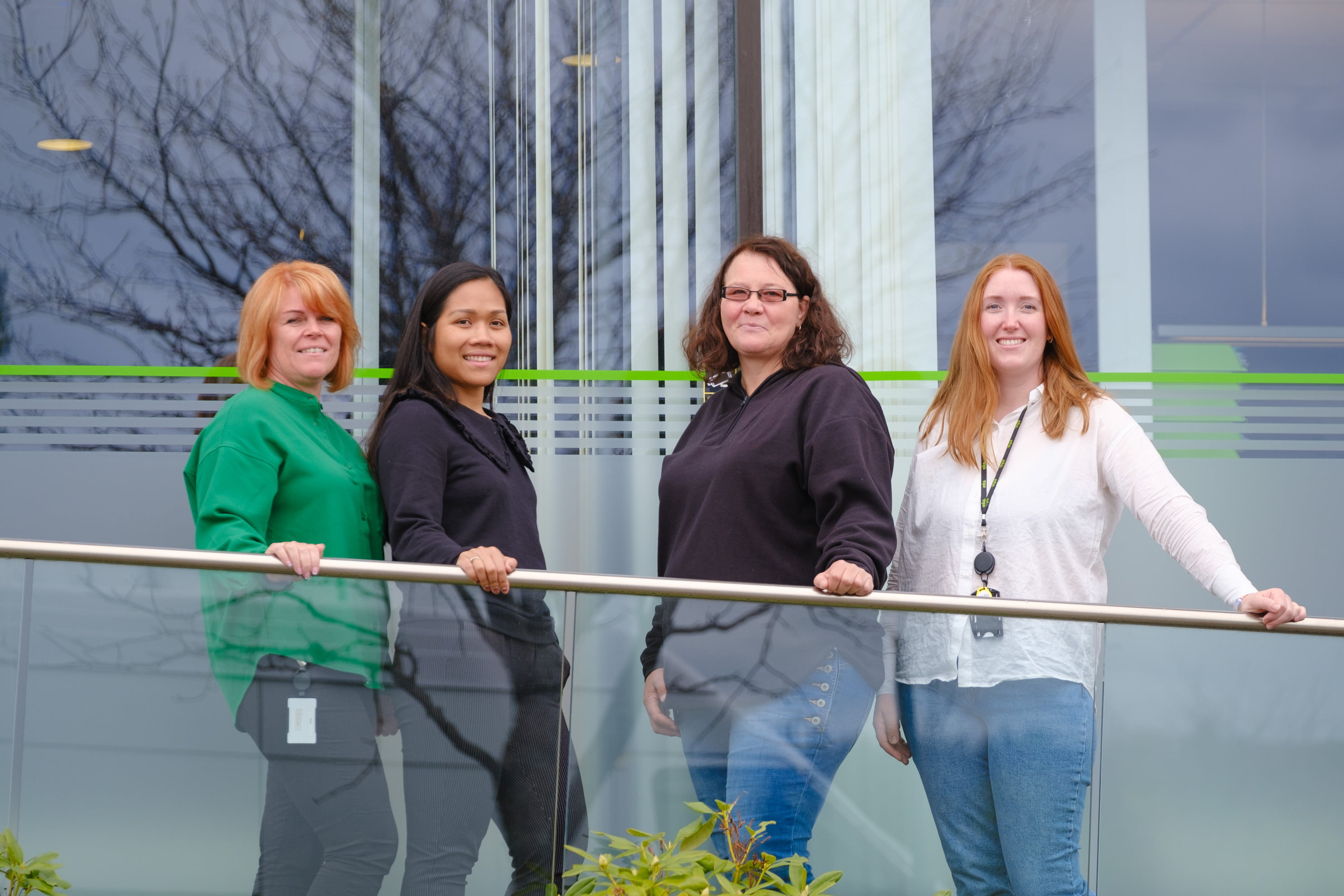 Ansatte utenfor kontoret på Hitra