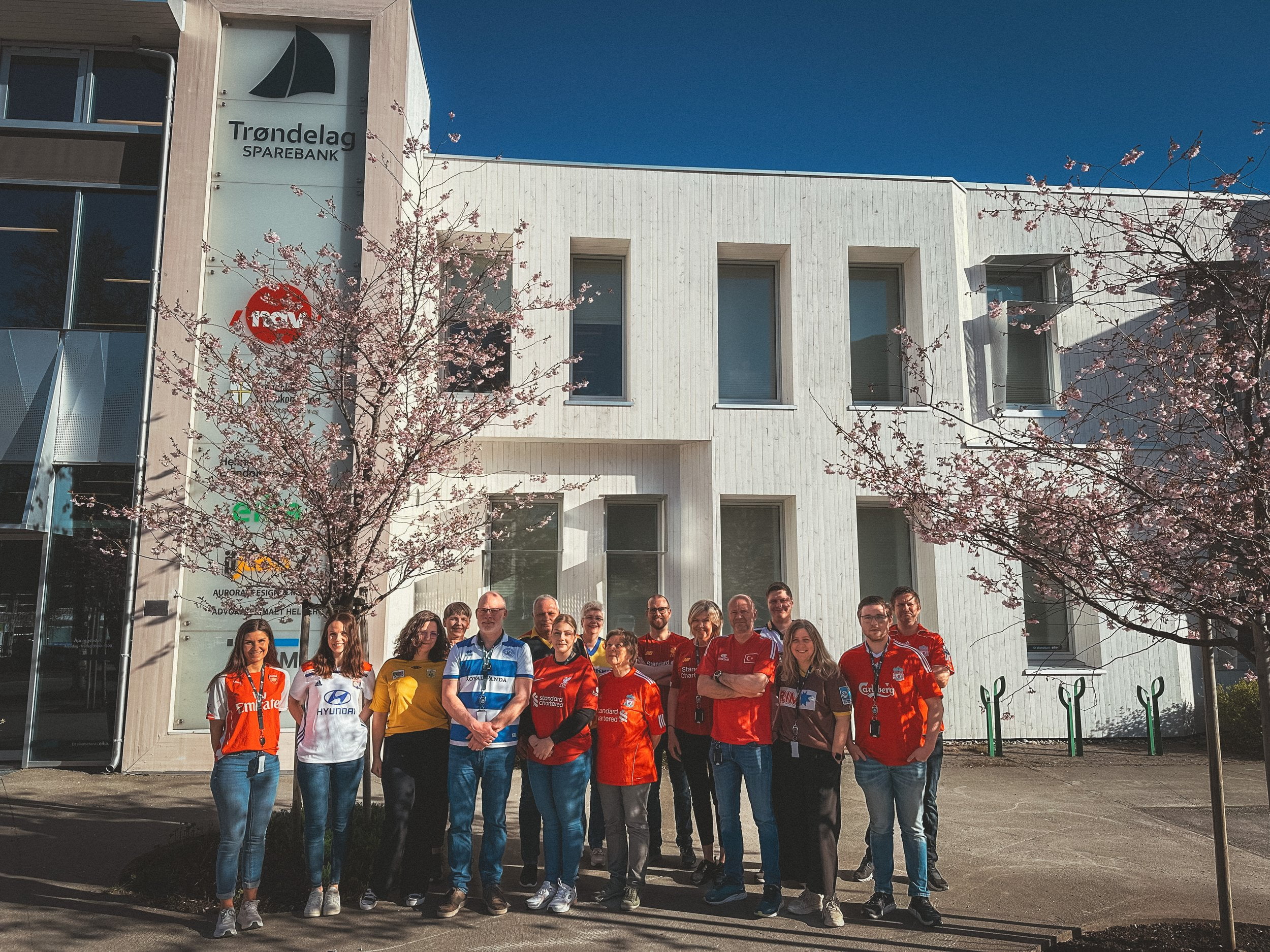 Ansatte utenfor kontoret i Åfjord