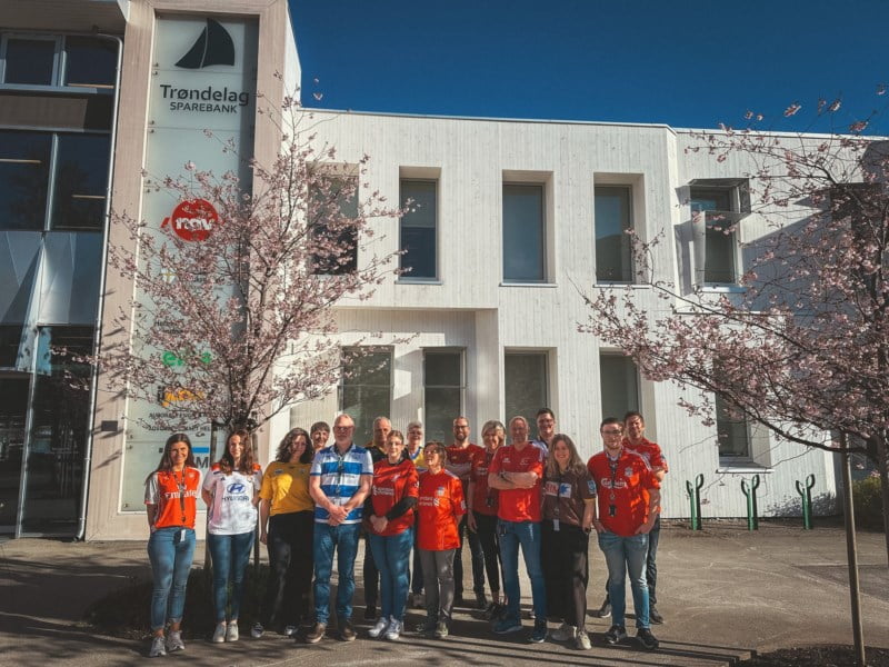 Ansatte utenfor kontoret i Åfjord