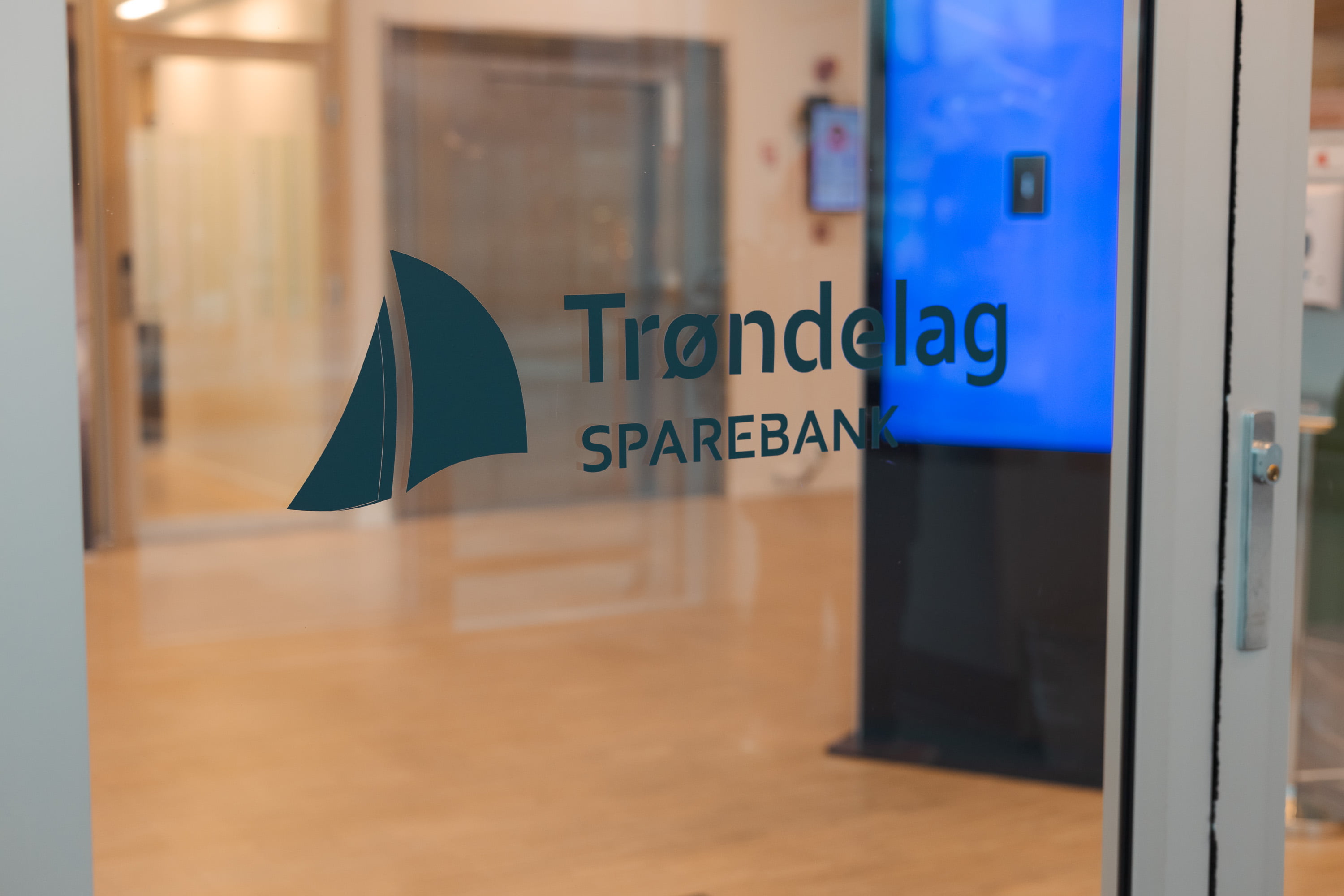 Trøndelag Sparebank, dør med logo