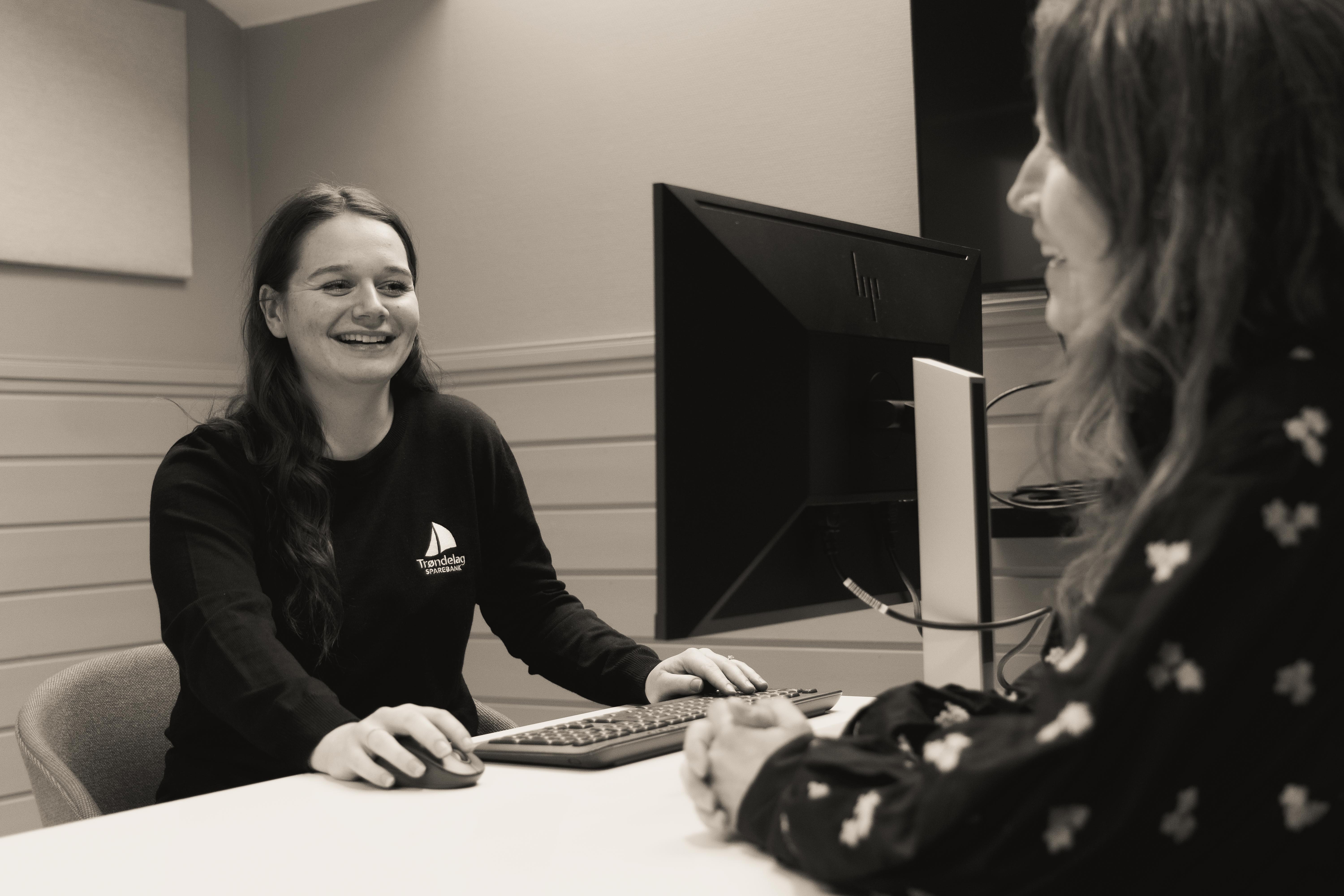 Frida Strand med kunde på Halsa i sort-hvitt