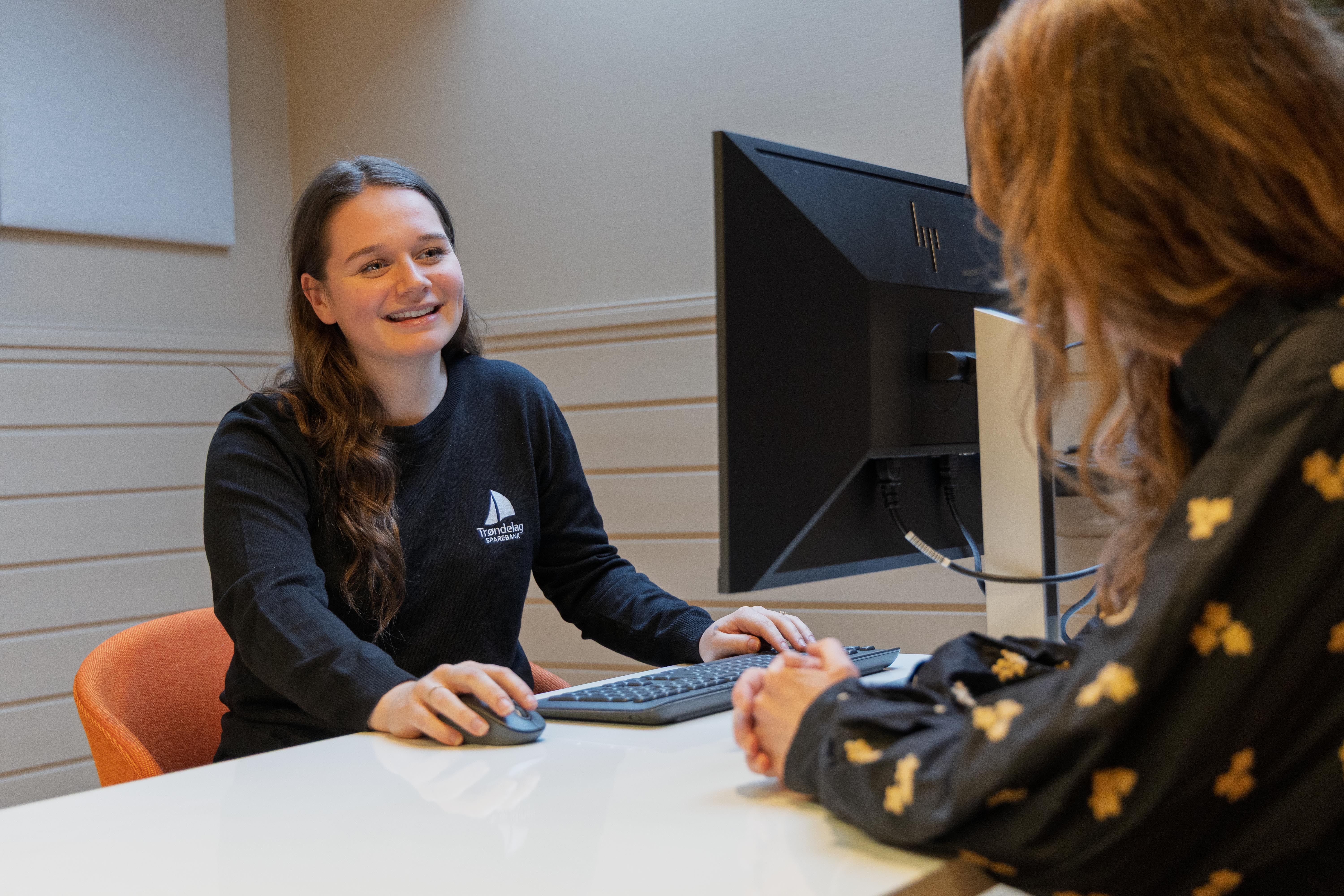 Frida Strand med kunde på Halsa