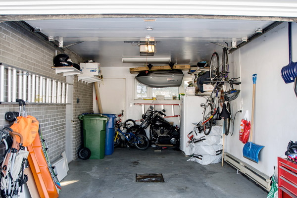 Ryddig garasje med mange ting. Foto