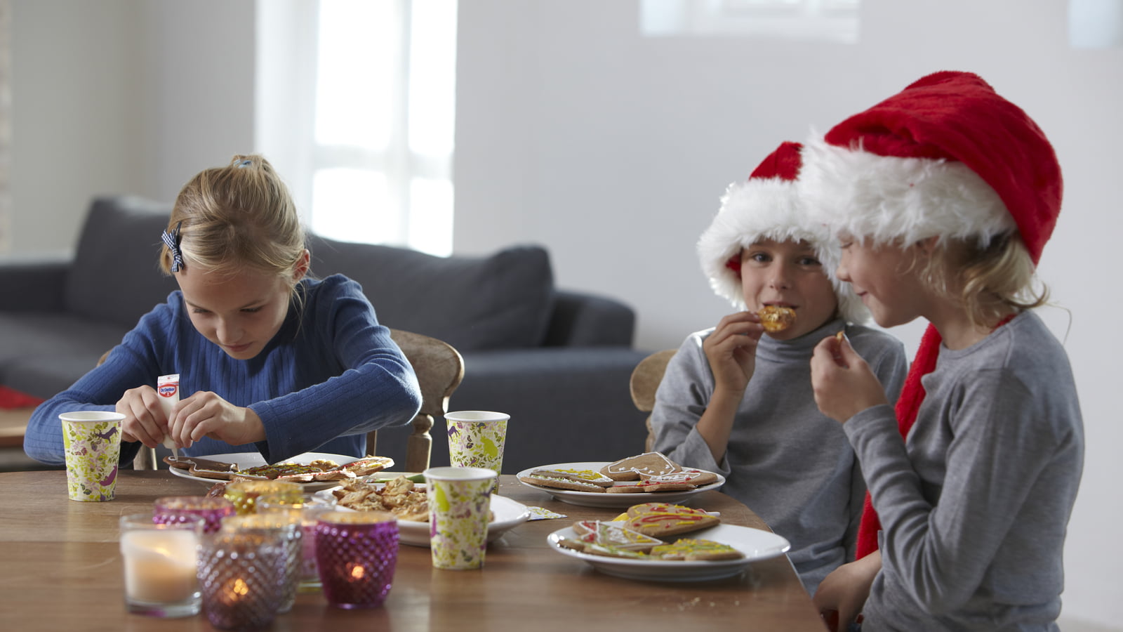 barn som baker pepperkaker